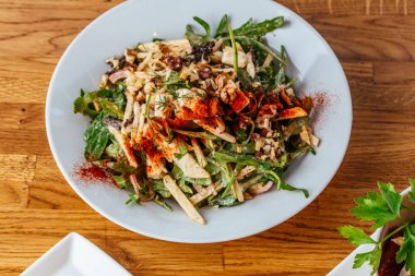 Ahşap arka planda beyaz tabakta kızarmış sebzeler. seçici odak