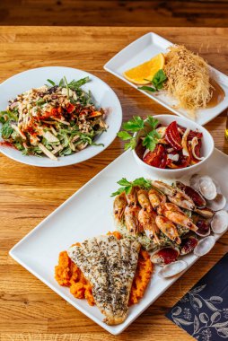 Sebzeli ve soslu ızgara balık.