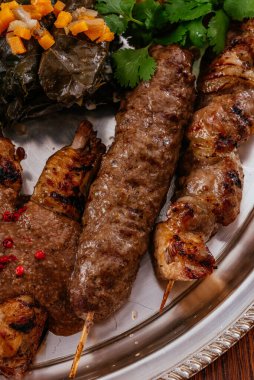 Tahtada domuz eti ve sebze.