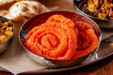 Ekmek kırıntılarında kızartılmış lezzetli sosisler.