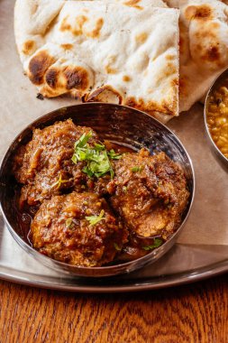 Domates soslu lezzetli etin yakın plan görüntüsü.