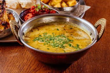 Tavuk ve sebzeli lezzetli çorba.