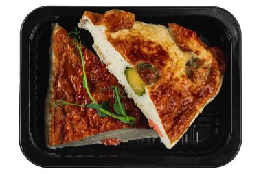 Beyaz arka planda siyah plastik kutuda lezzetli yiyecekler.