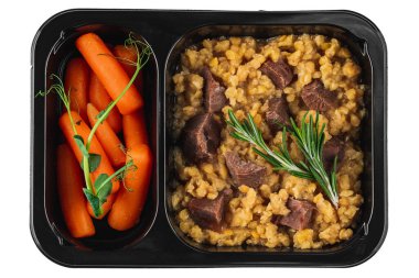 Beyaz arka planda siyah plastik kutuda lezzetli yiyecekler.