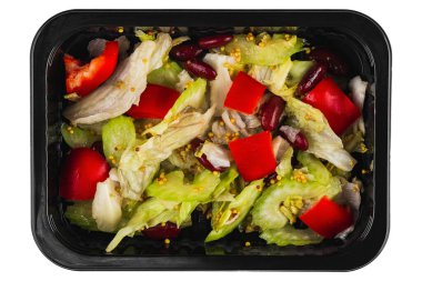 Beyaz arka planda siyah plastik kutuda lezzetli yiyecekler.