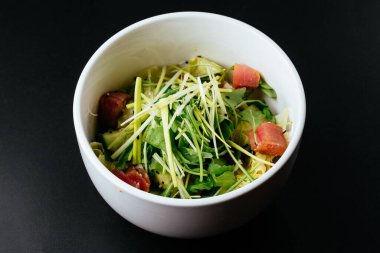 Somon, sebze ve otlu taze salata.