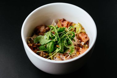 Somon, sebze ve otlu taze salata.