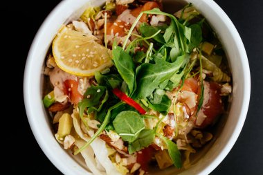 Somon ve sebzeli salata.