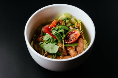 Tavuk ve sebzeli salata. 