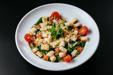 Somon sebzeli salata ve kraker.