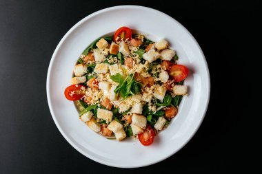 Somon sebzeli salata ve kraker.