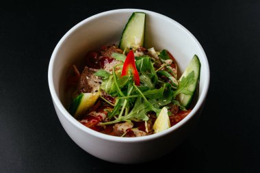 Tavuk ve sebzeli salata. 