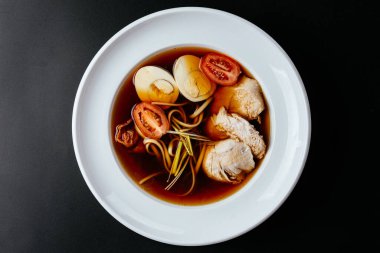 Tayland usulü kızarmış erişte, sebzeli, yumurtalı ve soslu. 