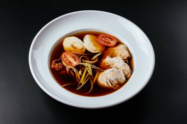 Tayland usulü kızarmış erişte, sebzeli, yumurtalı ve soslu. 