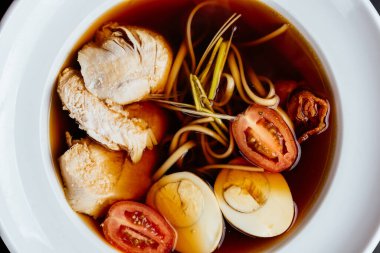 Tayland usulü kızarmış erişte, sebzeli, yumurtalı ve soslu. 