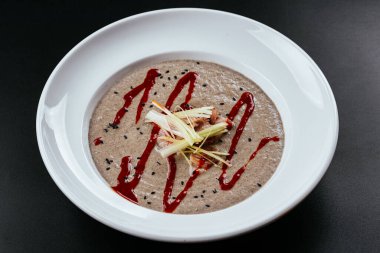 Lezzetli Asya çorbasının yakın görüntüsü