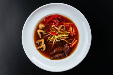 Lezzetli Asya çorbasının yakın görüntüsü