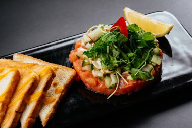 Bitki ve tostlu çiğ et.