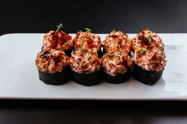 Suşi siyah arkaplanda ayarlandı