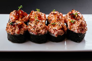 Suşi siyah bir arkaplanda.