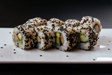 Somon, avokado, salatalık ve susamlı suşi. 