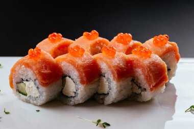 Somon suşi roll havyar ile 