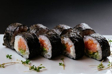 Suşi siyah bir zemin üzerine 