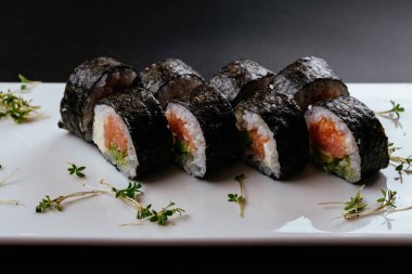 Suşi siyah bir zemin üzerine 