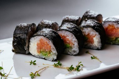 Suşi siyah bir zemin üzerine 