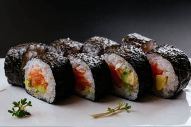 Suşi siyah bir zemin üzerine 