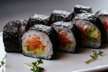 Suşi siyah bir zemin üzerine 