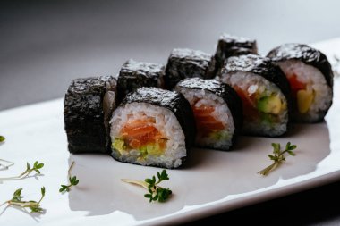 Suşi siyah bir zemin üzerine 