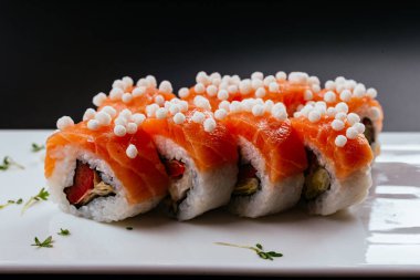 suşi roll somon ve peynir ile