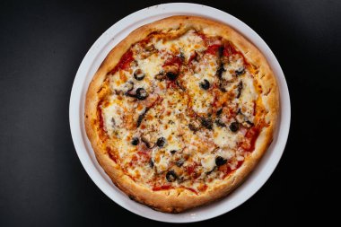 taze yapılmış pizza yakın