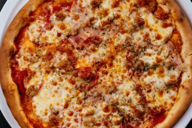 taze yapılmış pizza yakın