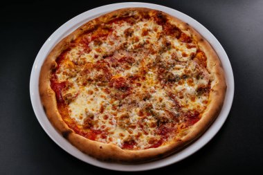 taze yapılmış pizza yakın