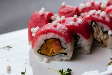 suşi roll somon ve peynir ile