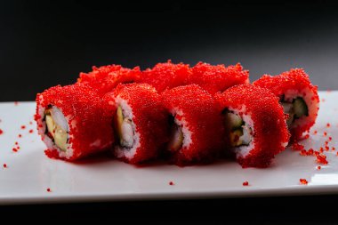 Somon, yılan balığı ve havyarlı suşi. 