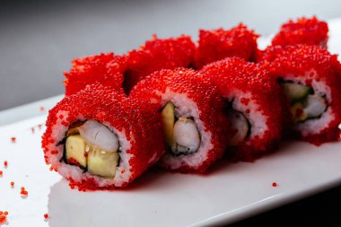 Somon, yılan balığı ve havyarlı suşi. 