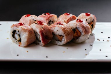 Somon, peynir ve soslu suşi. 