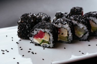 Sushi dürümünün susam tohumlu yakın plan çekimi. 