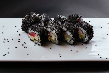 Sushi dürümünün susam tohumlu yakın plan çekimi. 