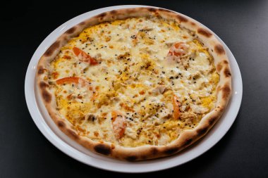 taze yapılmış pizza yakın