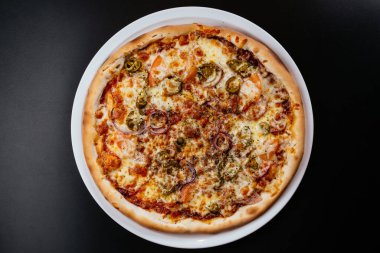 taze yapılmış pizza yakın