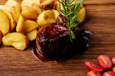 Kızarmış etle fırında patates.