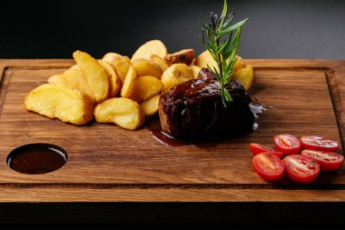 Kızarmış etle fırında patates.