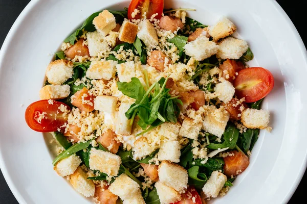 Somon sebzeli salata ve kraker.