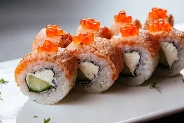 Rollo Sushi Con Salmón Caviar —  Fotos de Stock