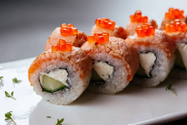 Sushi Roll Łososiem Kawiorem — Zdjęcie stockowe