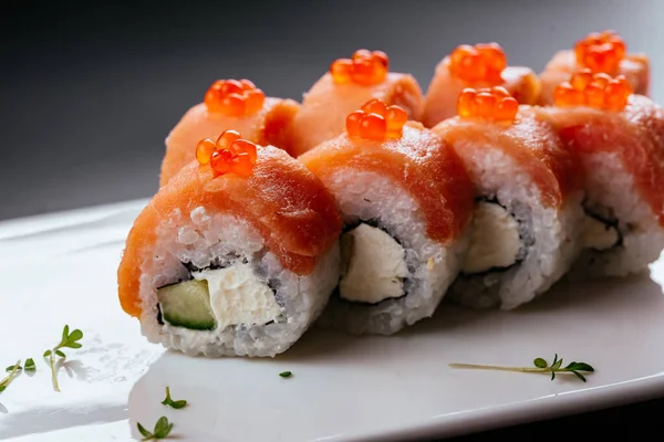 Roll Sushi Łososia Kawiorem — Zdjęcie stockowe